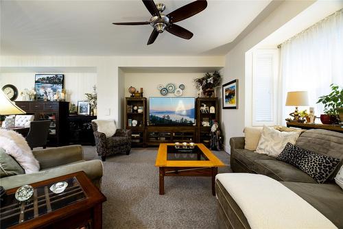 49-300 Drysdale Boulevard, Kelowna, BC - Indoor Photo Showing Living Room