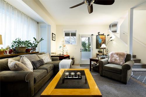 49-300 Drysdale Boulevard, Kelowna, BC - Indoor Photo Showing Living Room