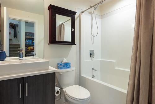 49-300 Drysdale Boulevard, Kelowna, BC - Indoor Photo Showing Bathroom