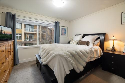 49-300 Drysdale Boulevard, Kelowna, BC - Indoor Photo Showing Bedroom