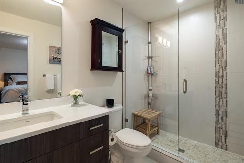 49-300 Drysdale Boulevard, Kelowna, BC - Indoor Photo Showing Bathroom