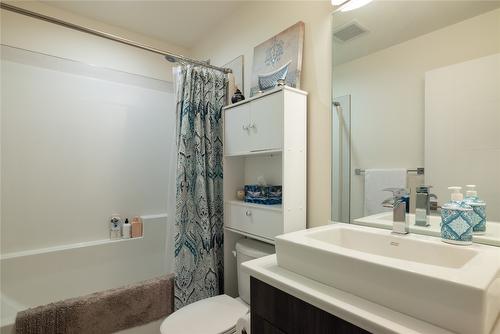 49-300 Drysdale Boulevard, Kelowna, BC - Indoor Photo Showing Bathroom