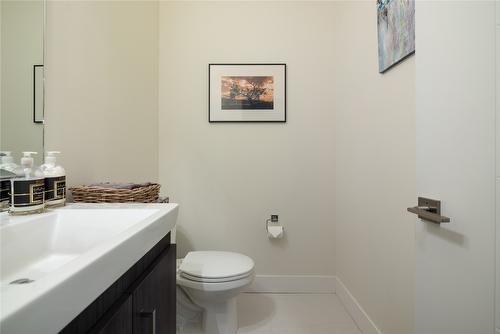 49-300 Drysdale Boulevard, Kelowna, BC - Indoor Photo Showing Bathroom