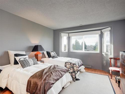 425-9882 Fifth St, Sidney, BC - Indoor Photo Showing Bedroom