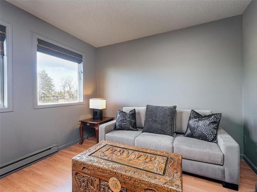 425-9882 Fifth St, Sidney, BC - Indoor Photo Showing Living Room