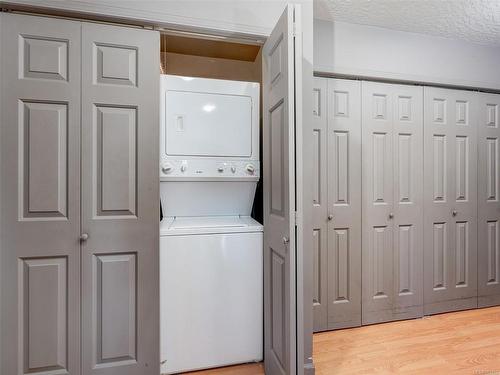 425-9882 Fifth St, Sidney, BC - Indoor Photo Showing Laundry Room