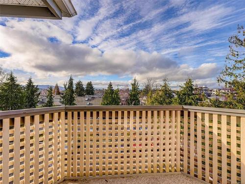 425-9882 Fifth St, Sidney, BC - Outdoor