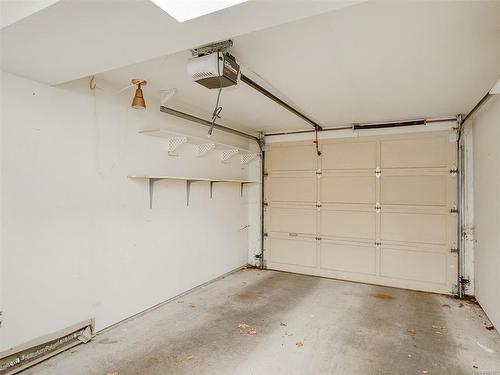 425-9882 Fifth St, Sidney, BC - Indoor Photo Showing Garage