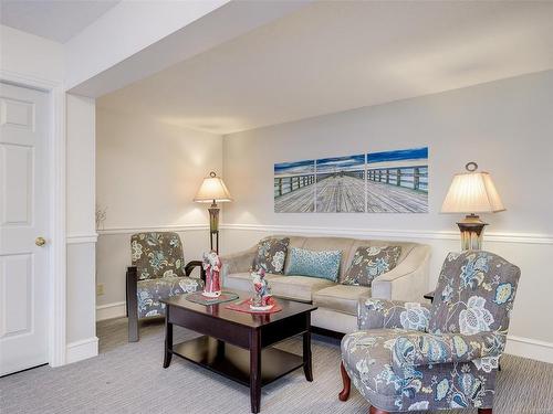 425-9882 Fifth St, Sidney, BC - Indoor Photo Showing Living Room