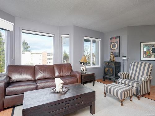 425-9882 Fifth St, Sidney, BC - Indoor Photo Showing Living Room