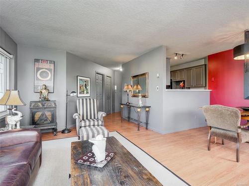 425-9882 Fifth St, Sidney, BC - Indoor Photo Showing Living Room With Fireplace