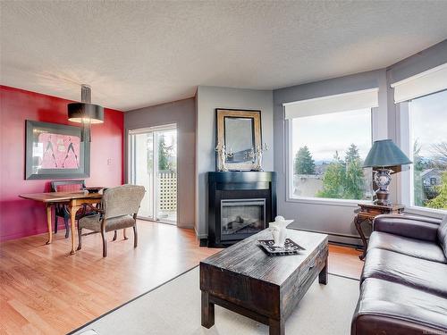 425-9882 Fifth St, Sidney, BC - Indoor Photo Showing Living Room With Fireplace