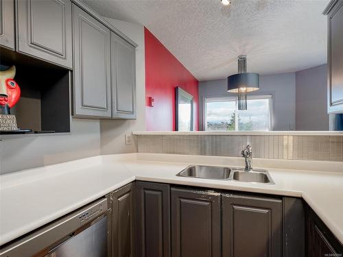 425-9882 Fifth St, Sidney, BC - Indoor Photo Showing Kitchen With Double Sink