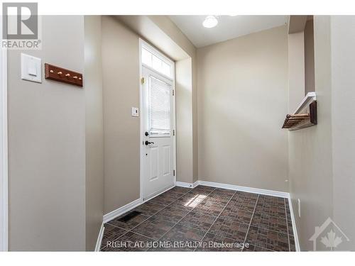 557 Aberfoyle Circle, Ottawa, ON - Indoor Photo Showing Other Room