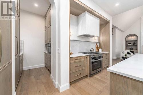 2040 56 Avenue Sw, Calgary, AB - Indoor Photo Showing Kitchen