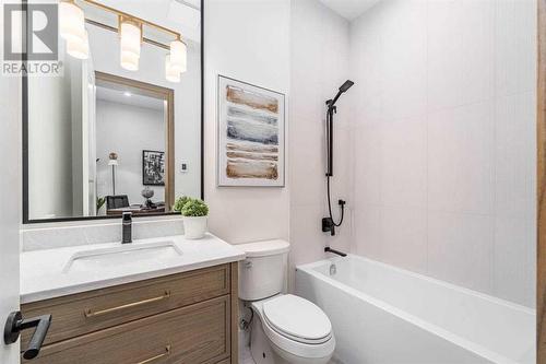 2040 56 Avenue Sw, Calgary, AB - Indoor Photo Showing Bathroom