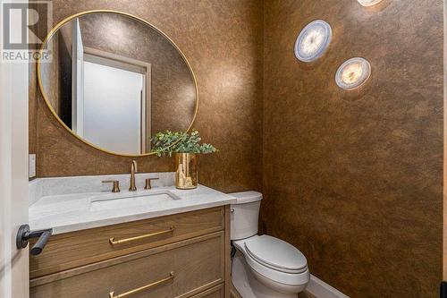 2040 56 Avenue Sw, Calgary, AB - Indoor Photo Showing Bathroom