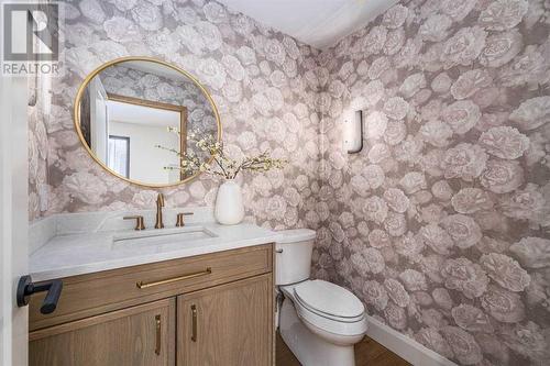 2040 56 Avenue Sw, Calgary, AB - Indoor Photo Showing Bathroom