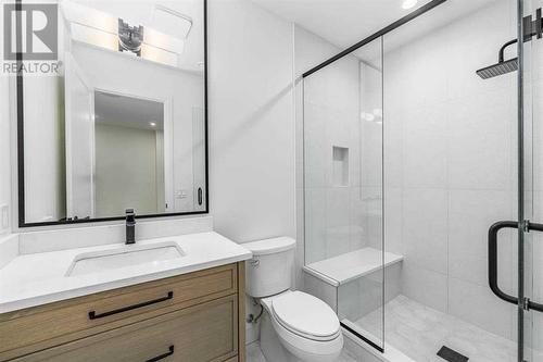 2040 56 Avenue Sw, Calgary, AB - Indoor Photo Showing Bathroom