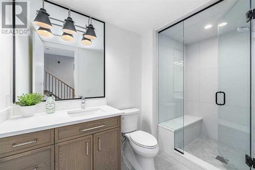 2040 56 Avenue Sw, Calgary, AB - Indoor Photo Showing Bathroom