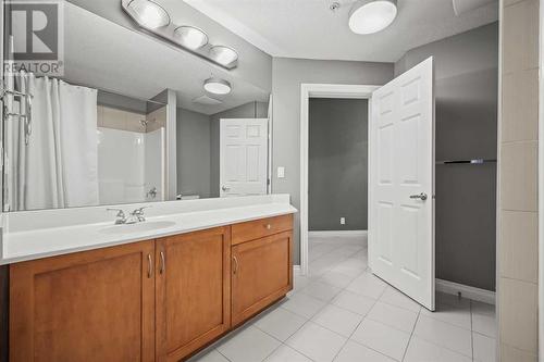 8201, 14 Hemlock Crescent Sw, Calgary, AB - Indoor Photo Showing Bathroom