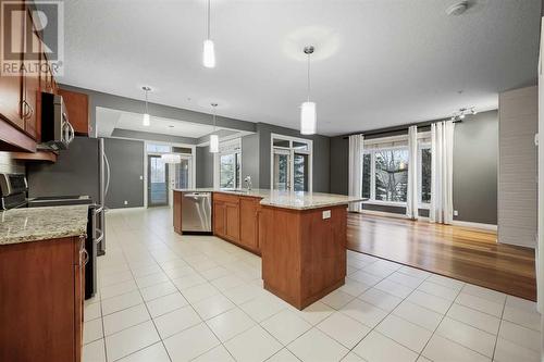 8201, 14 Hemlock Crescent Sw, Calgary, AB - Indoor Photo Showing Kitchen