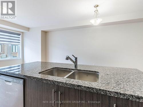 1419 Oakmont Common, Burlington, ON - Indoor Photo Showing Kitchen With Double Sink