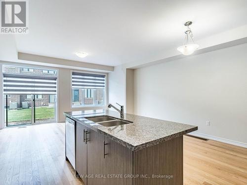 1419 Oakmont Common, Burlington, ON - Indoor Photo Showing Kitchen With Double Sink With Upgraded Kitchen