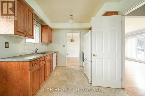 2132 Hixon Street, Oakville, ON - Indoor Photo Showing Kitchen