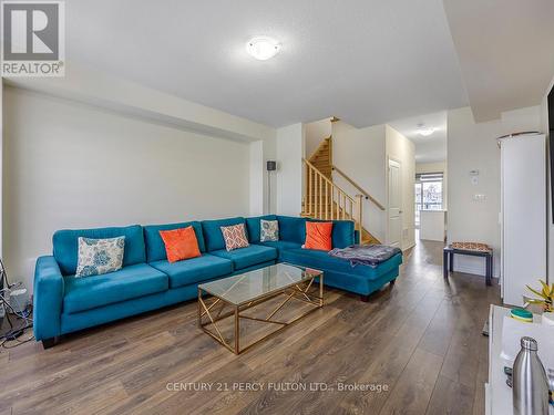 374 Okanagan Path, Oshawa, ON - Indoor Photo Showing Living Room