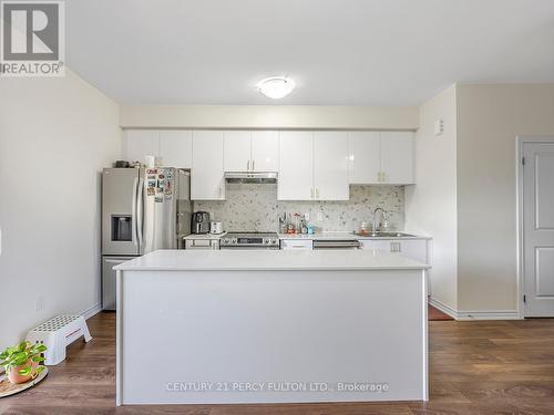 374 Okanagan Path, Oshawa, ON - Indoor Photo Showing Kitchen