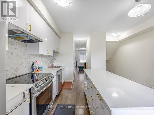 374 Okanagan Path, Oshawa, ON - Indoor Photo Showing Kitchen