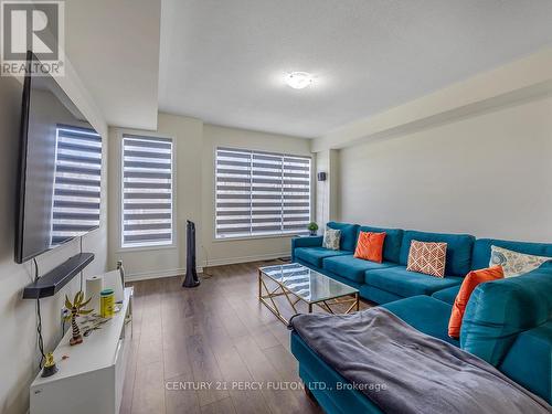 374 Okanagan Path, Oshawa, ON - Indoor Photo Showing Living Room