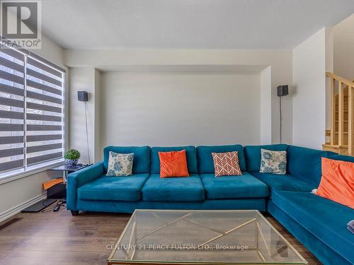 374 Okanagan Path, Oshawa, ON - Indoor Photo Showing Living Room