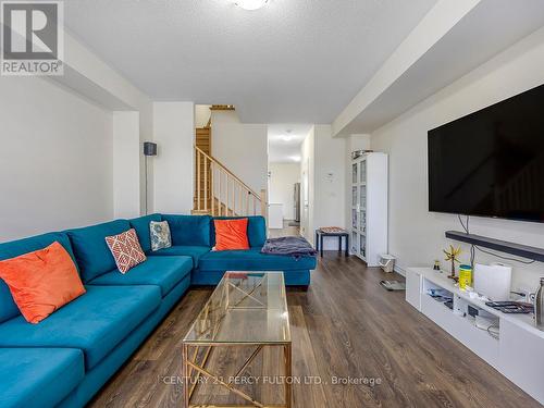 374 Okanagan Path, Oshawa, ON - Indoor Photo Showing Living Room