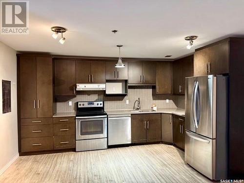 102 405 5Th Avenue N, Saskatoon, SK - Indoor Photo Showing Kitchen