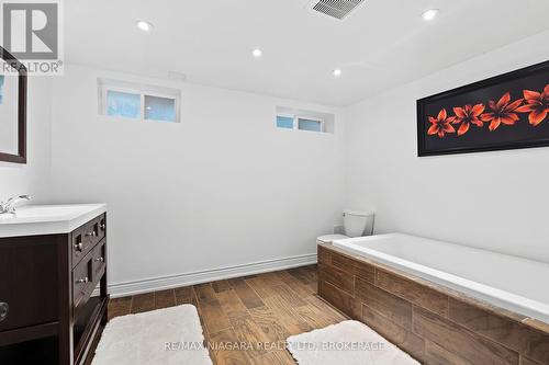 7315 Mountjoy Court, Niagara Falls (207 - Casey), ON - Indoor Photo Showing Bathroom