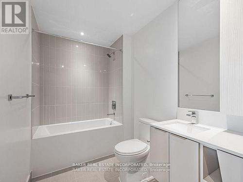 6010 - 3900 Confederation Parkway, Mississauga, ON - Indoor Photo Showing Bathroom