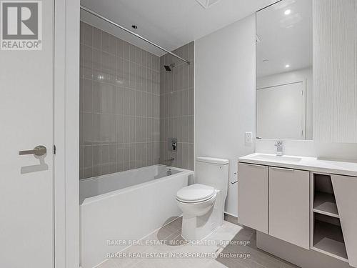 5806 - 3900 Confederation Parkway, Mississauga, ON - Indoor Photo Showing Bathroom