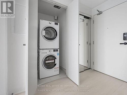 5806 - 3900 Confederation Parkway, Mississauga, ON - Indoor Photo Showing Laundry Room