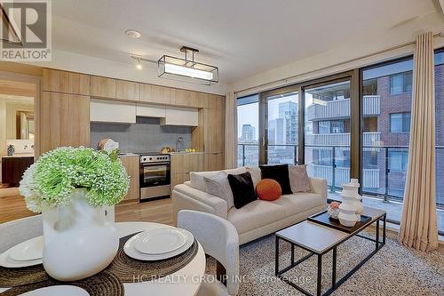 607 - 159 Dundas Street E, Toronto, ON - Indoor Photo Showing Living Room