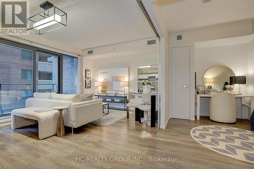 607 - 159 Dundas Street E, Toronto, ON - Indoor Photo Showing Living Room