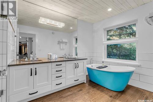 811 Colony Street, Saskatoon, SK - Indoor Photo Showing Bathroom