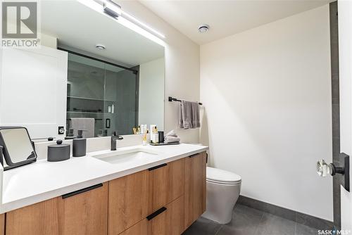 811 Colony Street, Saskatoon, SK - Indoor Photo Showing Bathroom