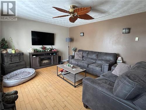 34 Lawrence Street, Chelmsford, ON - Indoor Photo Showing Living Room