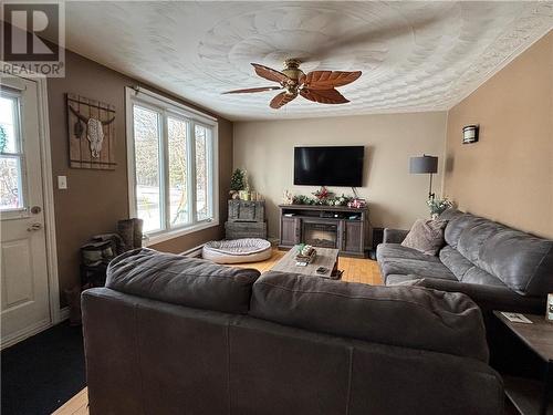 34 Lawrence Street, Chelmsford, ON - Indoor Photo Showing Living Room