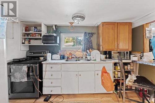 709 Heritage Unit# 32, Kingsville, ON - Indoor Photo Showing Kitchen