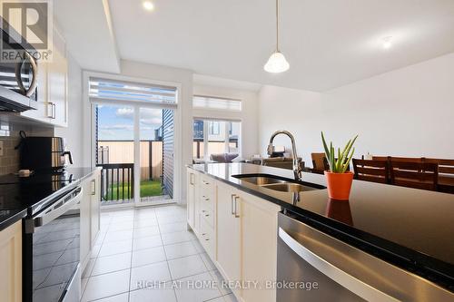 956 Socca Crescent, Ottawa, ON - Indoor Photo Showing Kitchen With Double Sink With Upgraded Kitchen