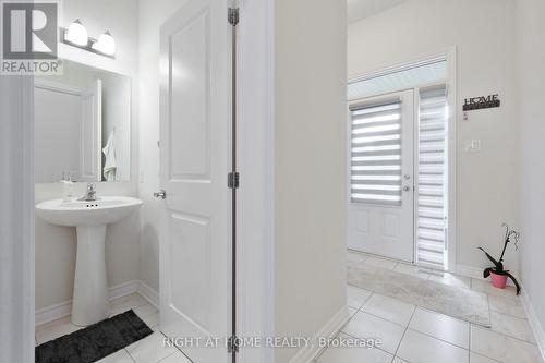 956 Socca Crescent, Ottawa, ON - Indoor Photo Showing Bathroom