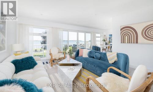 363 Macisaac Drive, Orillia, ON - Indoor Photo Showing Living Room